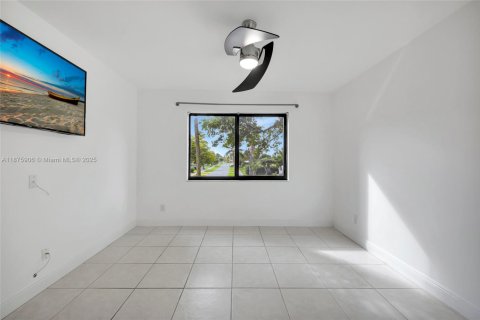 Condo in Pompano Beach, Florida, 2 bedrooms  № 1926809 - photo 12