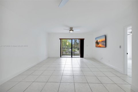 Condo in Pompano Beach, Florida, 2 bedrooms  № 1926809 - photo 1