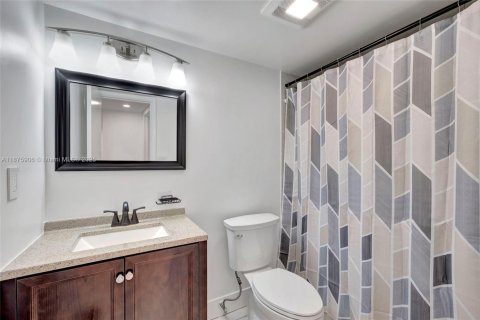 Condo in Pompano Beach, Florida, 2 bedrooms  № 1926809 - photo 9