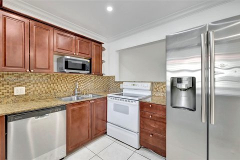 Condo in Pompano Beach, Florida, 2 bedrooms  № 1926809 - photo 5