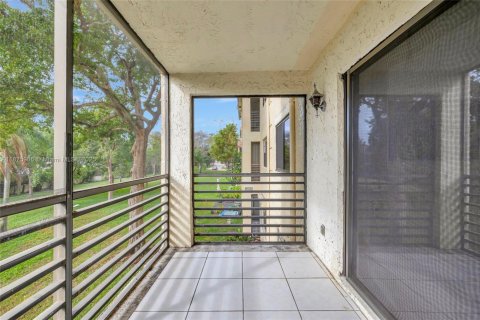 Condo in Pompano Beach, Florida, 2 bedrooms  № 1926809 - photo 16