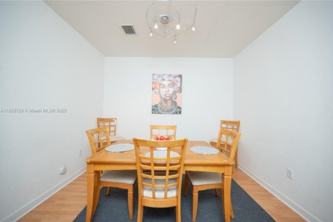 Townhouse in Miami, Florida 3 bedrooms, 164.9 sq.m. № 1818591 - photo 4
