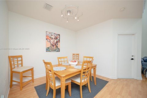 Townhouse in Miami, Florida 3 bedrooms, 164.9 sq.m. № 1818591 - photo 5