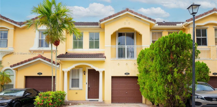Townhouse in Miami, Florida 3 bedrooms, 164.9 sq.m. № 1818591
