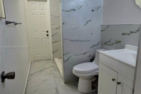 House in Miami Lakes, Florida 3 bedrooms, 138.52 sq.m. № 1931049 - photo 20