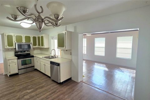 House in Miami Lakes, Florida 3 bedrooms, 138.52 sq.m. № 1931049 - photo 12