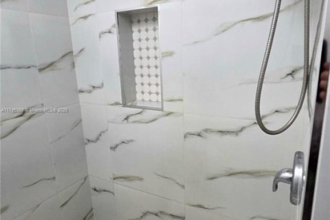 House in Miami Lakes, Florida 3 bedrooms, 138.52 sq.m. № 1931049 - photo 22