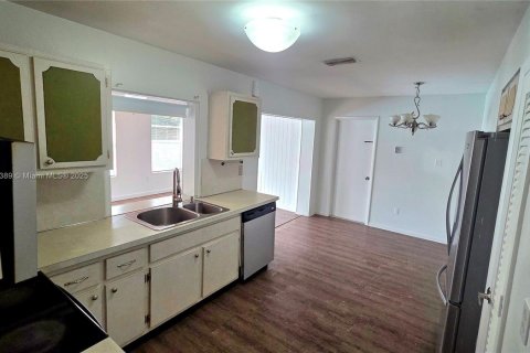 House in Miami Lakes, Florida 3 bedrooms, 138.52 sq.m. № 1931049 - photo 11