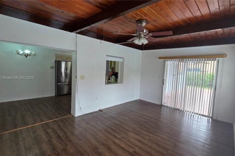 House in Miami Lakes, Florida 3 bedrooms, 138.52 sq.m. № 1931049 - photo 14