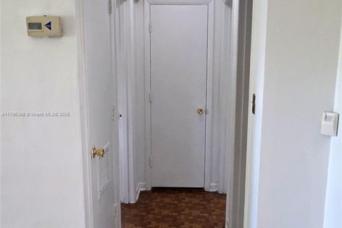 House in Miami Lakes, Florida 3 bedrooms, 138.52 sq.m. № 1931049 - photo 10