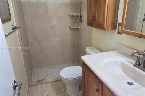 House in Miami Lakes, Florida 3 bedrooms, 138.52 sq.m. № 1931049 - photo 16