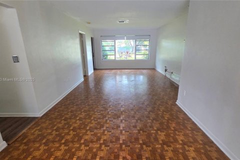 House in Miami Lakes, Florida 3 bedrooms, 138.52 sq.m. № 1931049 - photo 9