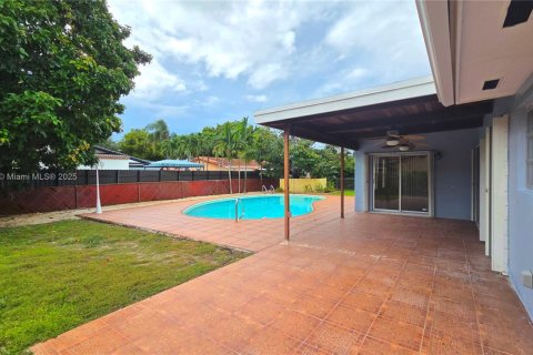 House in Miami Lakes, Florida 3 bedrooms, 138.52 sq.m. № 1931049 - photo 4