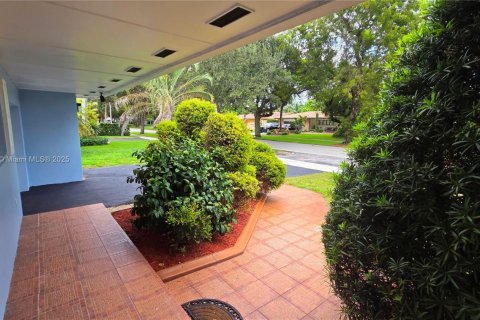 House in Miami Lakes, Florida 3 bedrooms, 138.52 sq.m. № 1931049 - photo 3