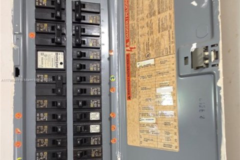 House in Miami Lakes, Florida 3 bedrooms, 138.52 sq.m. № 1931049 - photo 24