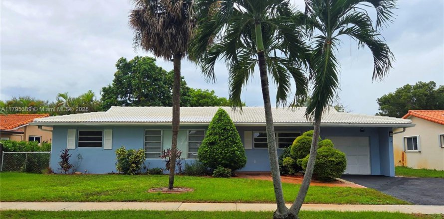 House in Miami Lakes, Florida 3 bedrooms, 138.52 sq.m. № 1931049