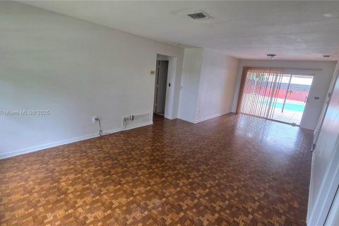 House in Miami Lakes, Florida 3 bedrooms, 138.52 sq.m. № 1931049 - photo 8