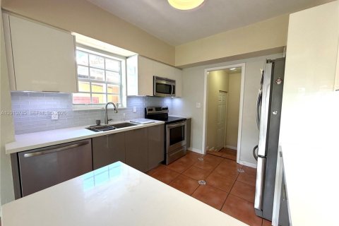 Снять в аренду виллу или дом в Майами, Флорида 3 спальни, 125.88м2, № 2075029 - фото 13