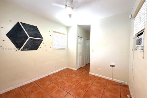 Снять в аренду виллу или дом в Майами, Флорида 3 спальни, 125.88м2, № 2075029 - фото 26
