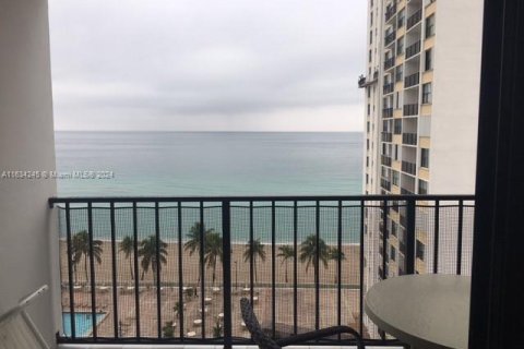 Condominio en venta en Hollywood, Florida, 2 dormitorios, 130.06 m2 № 1811531 - foto 1