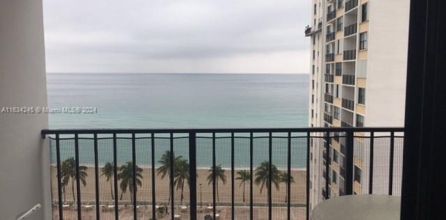 Condominio en Hollywood, Florida, 2 dormitorios  № 1811531