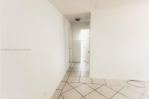 House in Tamarac, Florida 2 bedrooms, 94.48 sq.m. № 1857479 - photo 17