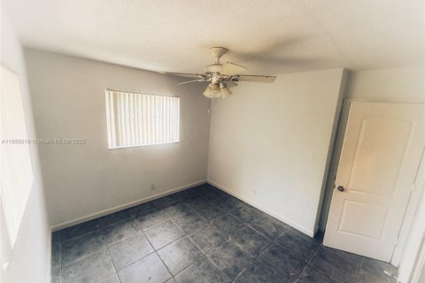 House in Tamarac, Florida 2 bedrooms, 94.48 sq.m. № 1857479 - photo 13