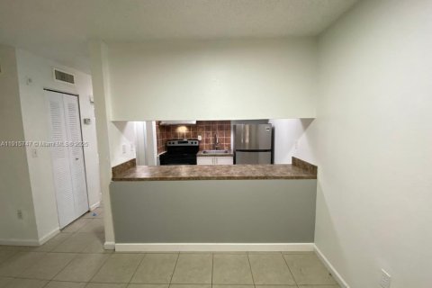 Студия в кондо в Майами-Гарденс, Флорида № 2034735