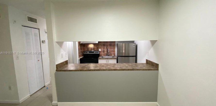 Студия в кондо в Майами-Гарденс, Флорида № 2034735