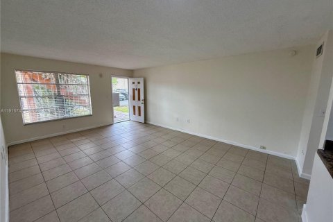 Снять в аренду кондоминиум в Майами-Гарденс, Флорида 40.88м2, № 2034735 - фото 5