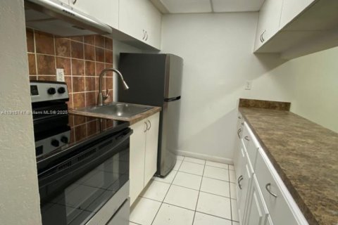 Снять в аренду кондоминиум в Майами-Гарденс, Флорида 40.88м2, № 2034735 - фото 2