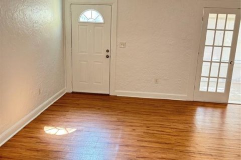 House in Tampa, Florida 3 bedrooms, 99.59 sq.m. № 2394347 - photo 2