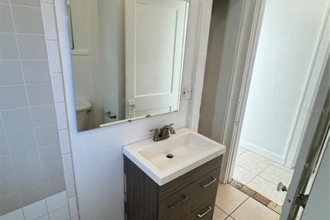 House in Tampa, Florida 3 bedrooms, 99.59 sq.m. № 2394347 - photo 20