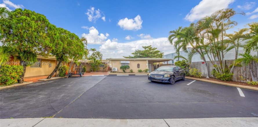 Propiedad comercial en Miramar, Florida 340.95 m2 № 1993392