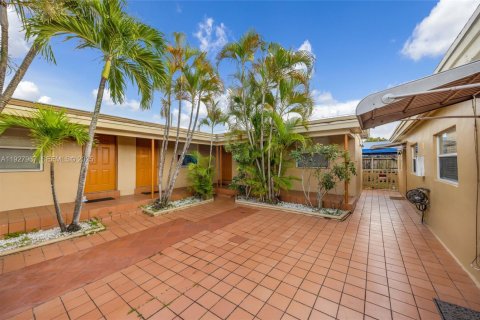 Propiedad comercial en venta en Miramar, Florida, 340.95 m2 № 1993392 - foto 4