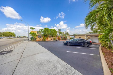 Propiedad comercial en venta en Miramar, Florida, 340.95 m2 № 1993392 - foto 2