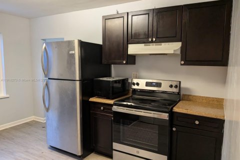 House in Hollywood, Florida 2 bedrooms № 1971071 - photo 2