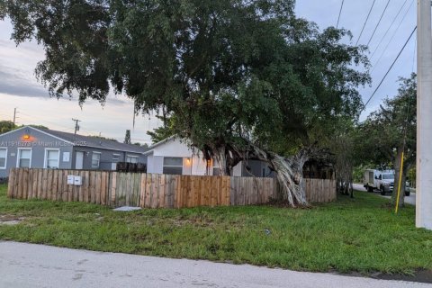 House in Hollywood, Florida 2 bedrooms № 1971071 - photo 12