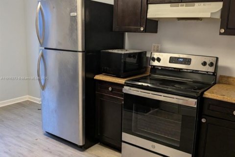 House in Hollywood, Florida 2 bedrooms № 1971071 - photo 3