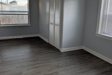 House in Hollywood, Florida 2 bedrooms № 1971071 - photo 8