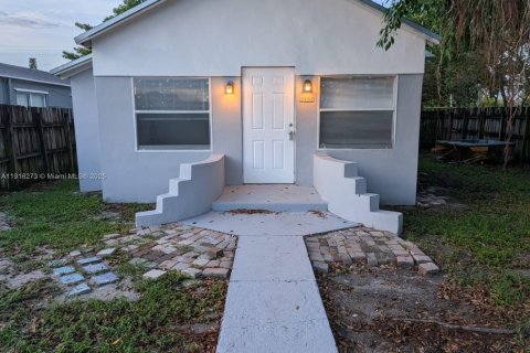 House in Hollywood, Florida 2 bedrooms № 1971071 - photo 1