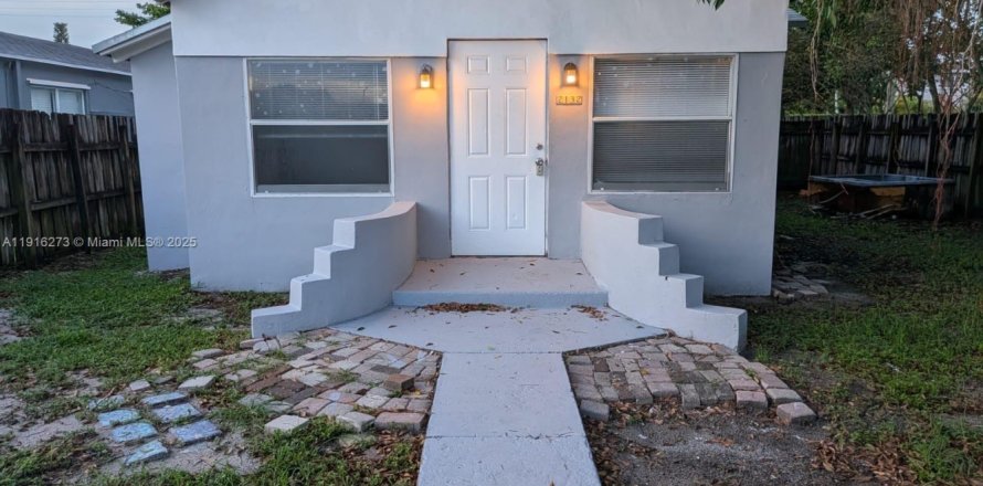 House in Hollywood, Florida 2 bedrooms № 1971071