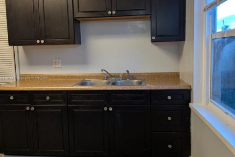 House in Hollywood, Florida 2 bedrooms № 1971071 - photo 4