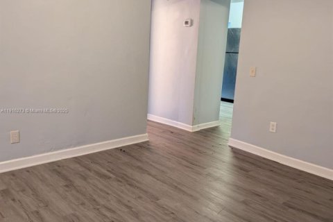 House in Hollywood, Florida 2 bedrooms № 1971071 - photo 9