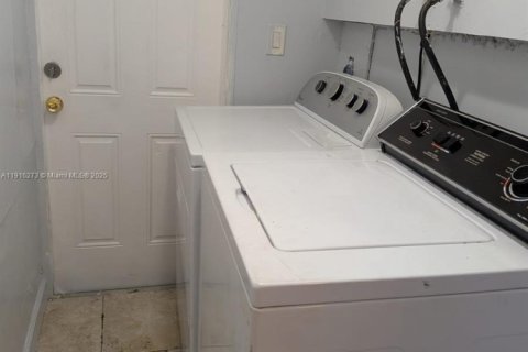 House in Hollywood, Florida 2 bedrooms № 1971071 - photo 13