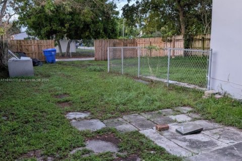 House in Hollywood, Florida 2 bedrooms № 1971071 - photo 10