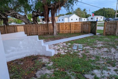 House in Hollywood, Florida 2 bedrooms № 1971071 - photo 11