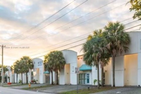 Commercial property in Miami Gardens, Florida № 1713485 - photo 1