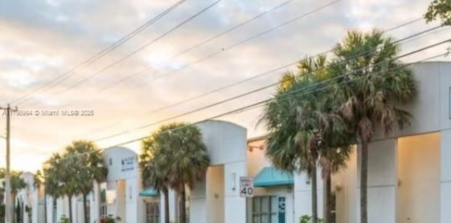 Commercial property in Miami Gardens, Florida № 1713485