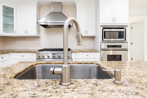 Villa ou maison à vendre à Miami, Floride: 4 chambres, 289.3 m2 № 2063070 - photo 18